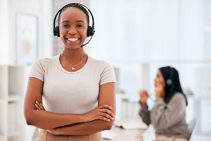 Mulher com headset realizando um atendimento